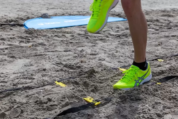 Sportler beim Training in bunten ASICS Laufschuhen