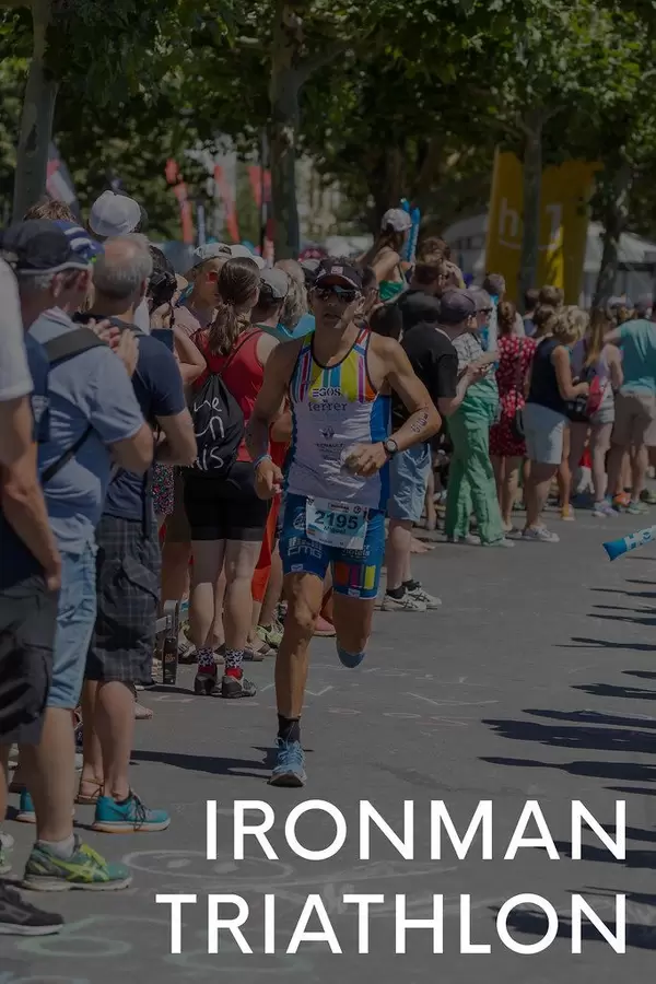 Sportler während der letzten Etappe beim Marathon, neben dem Bildtitel "Ironman Triathlon"