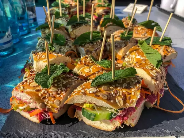 Sportleressen mit Rote Bete-Hummus-Bagel, Mandelmus, Kürbiskernen, Gurken und Möhren, senken den Blutdruck und erhöhen Serotoninspiegel