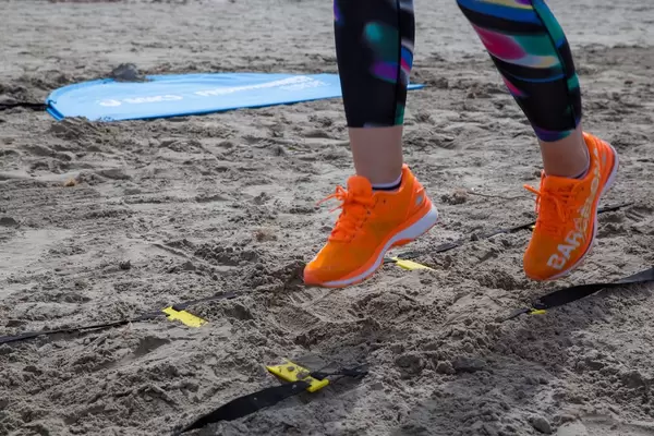 Sportlerin beim Training in bunten ASICS Laufschuhen