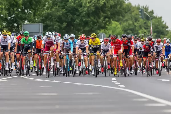 Sportliche Radrennfahrer beim Wettkampf
