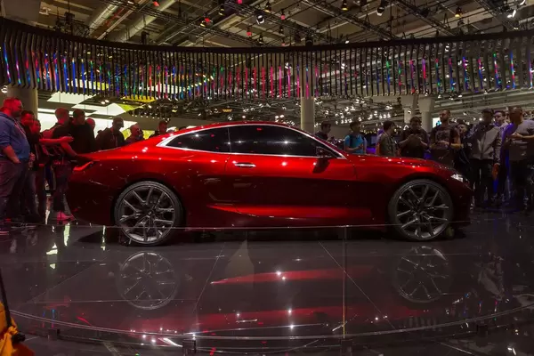 Sportlichen Zweitürer: Autoliebhaber bei der IAA-Ausstellung des neuen BMW Sportcoupé Concept 4