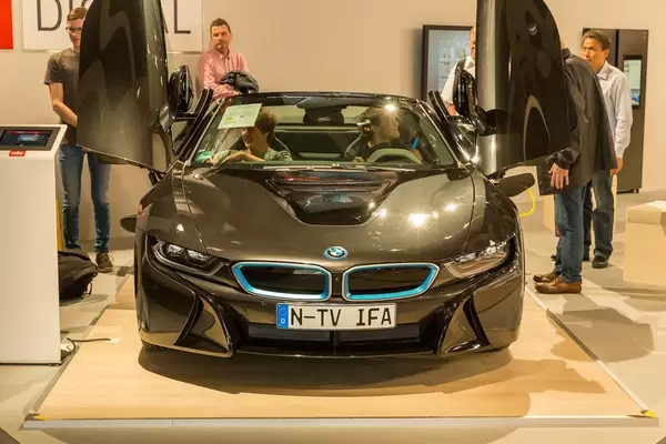 Sportliches Elektroauto und Plug-in Hybrid: BMW i8 Coupe mit Dreizylinder-Mittelmotor und Elektromotor