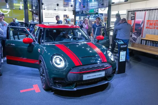 Sportliches Kompaktauto: MINI Clubman John Cooper Works mit ALL4 Allradantrieb, in dunkelgrün-rot