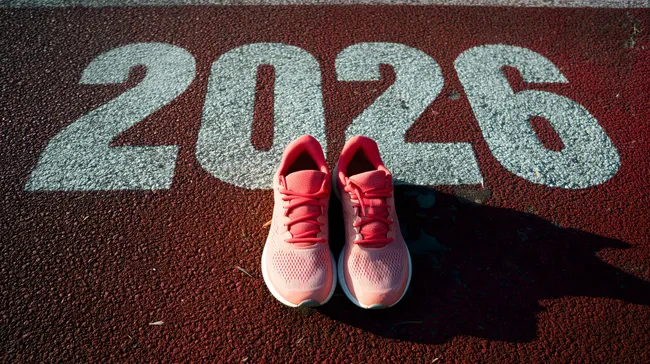 Sportschuhe auf Laufbahn mit Jahr 2026