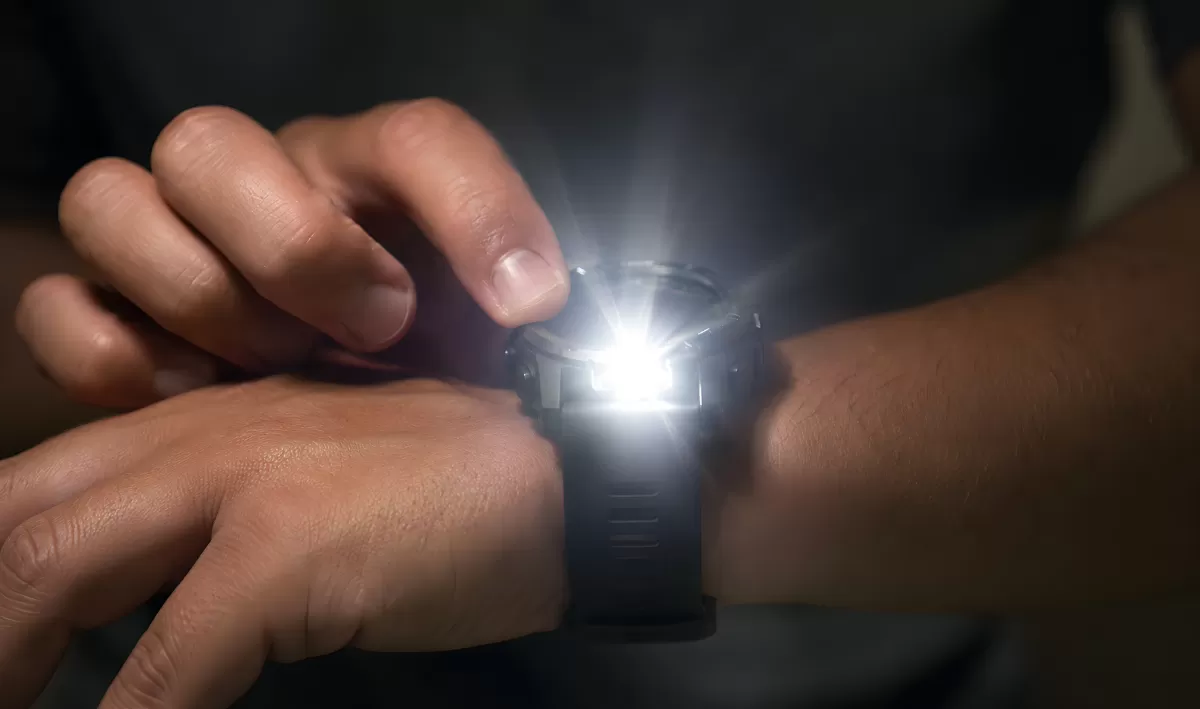 Sportuhr mit integrierter LED-Taschenlampe am Handgelenk