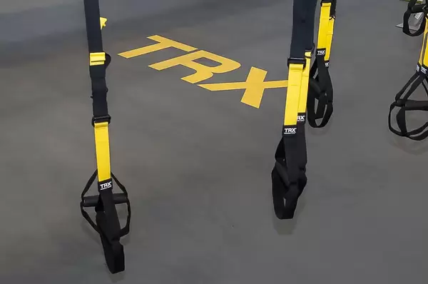 Sportutensilien für ein effektives Ganzkörper-Workout und Krafttraining mit eigenem Körpergewicht