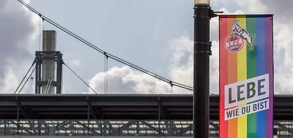 Sportvereine werben mit Schwulenflagge für queere Vielfalt beim Sonderspieltag "Lebe wie du bist", bei den Heimspielen der Kölner Haie und des 1. FC Köln
