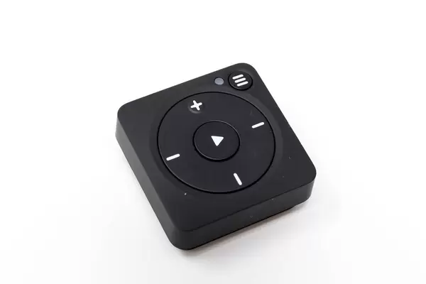 Spotify Player mighty vibe in schwarz mit weiß beschrifteten Tasten vor weißem Hintergrund