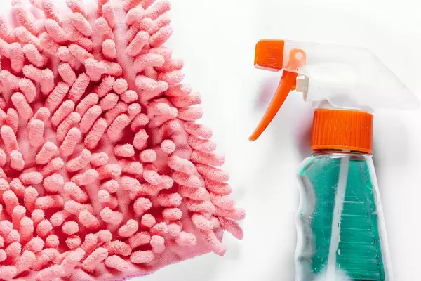 Spray and cloth cleaning for cleaning the house