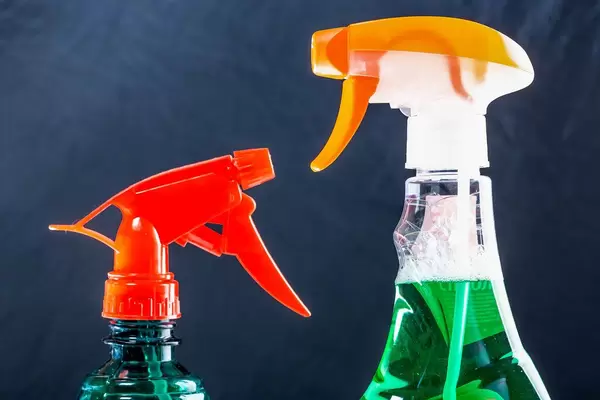 Spray with the sprayers for cleaning glass and mirrors (Flip 2019)