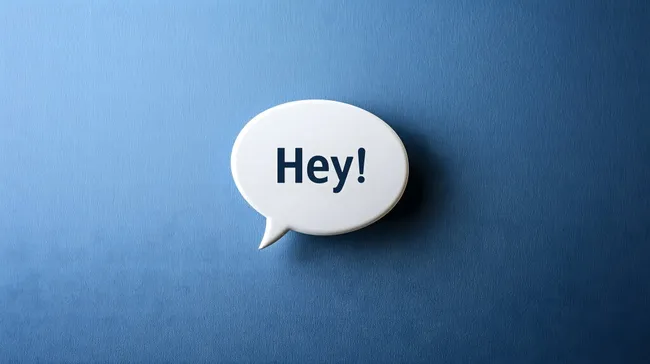 Sprechblase mit blauem Hintergrund und Aufschrift 'Hey!'