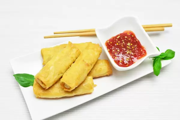 Spring rolls and soy sauce (dt. Frühlingsrollen)