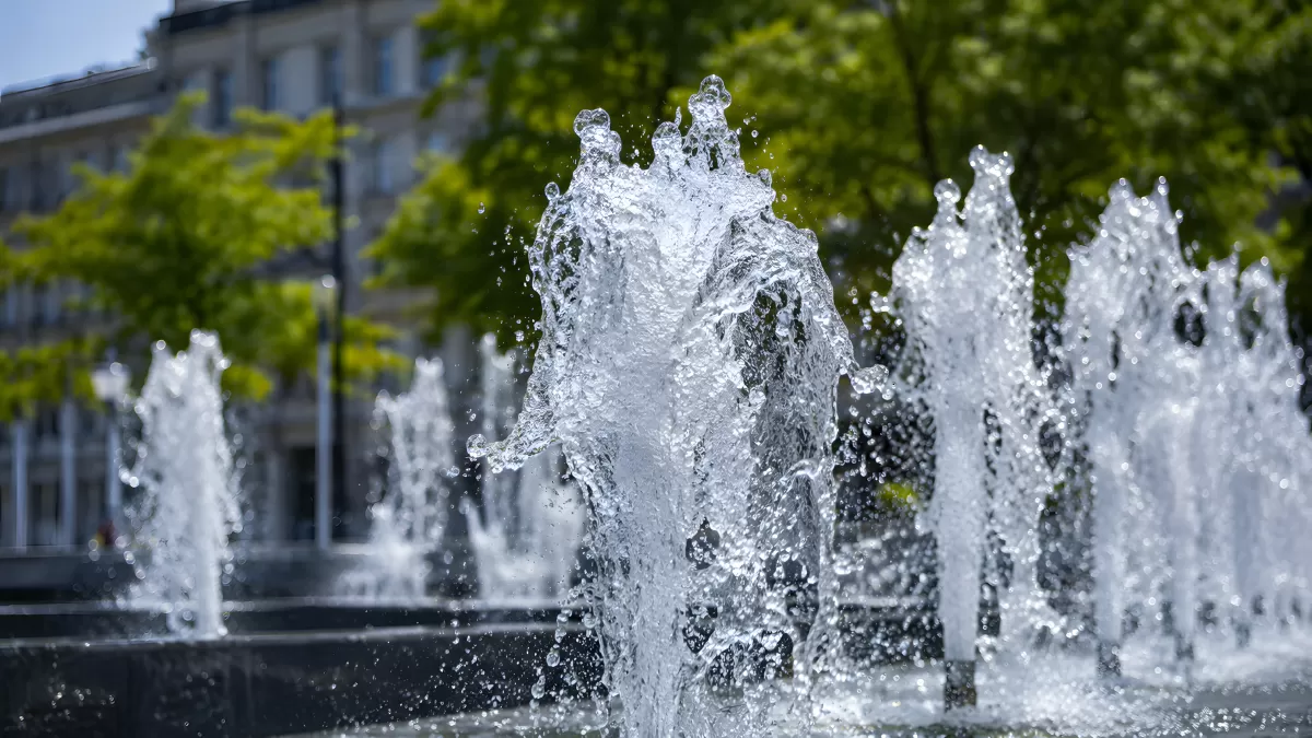 Springbrunnen im Stadtpark an einem sonnigen Tag