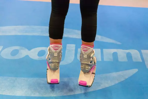 Springen mit Kangoo Jumps Schuhen