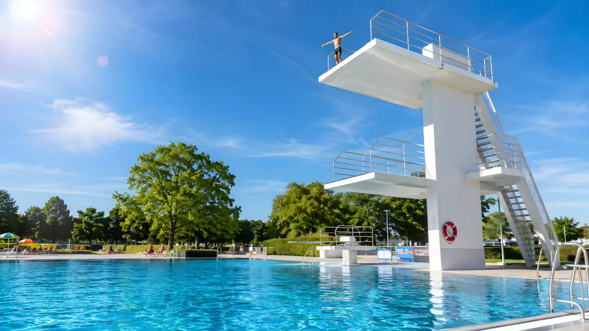 Sprungturm am Freibad an einem sonnigen Sommertag
