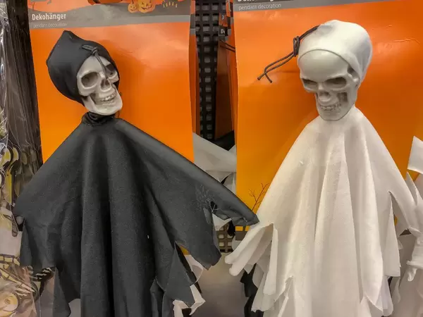 Spukgespenster mit Totenkopf