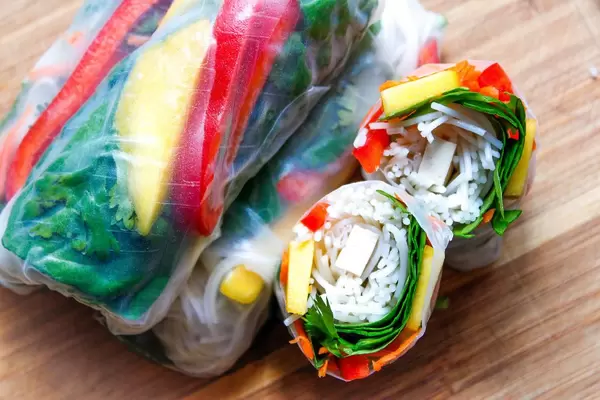 Srping Rolls with Spinach, Mango, Carott, Tofu and Pepper
