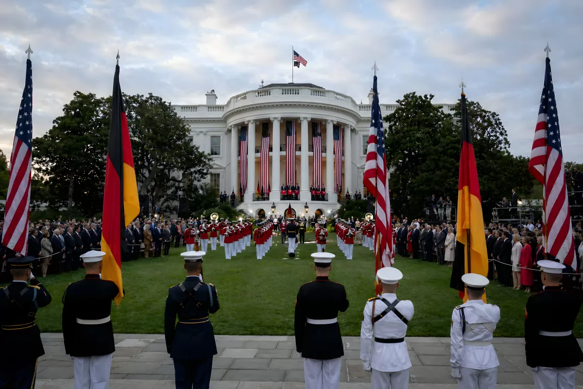 Staatlicher Empfang im Weißen Haus mit deutschen Fahnen