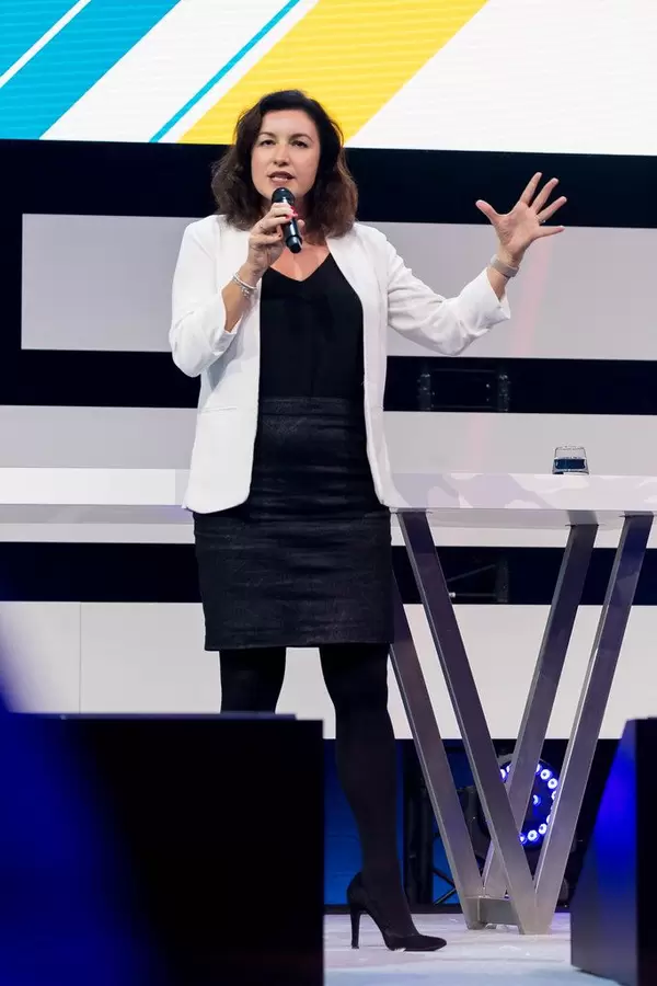 Staatsministerin Dorothee Bär gestikuliert während ihres Impulsvortrags auf der Bühne des Digital X Events in Köln