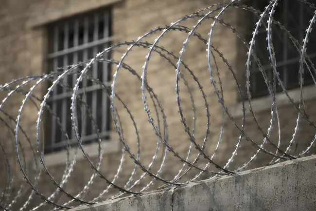 Stacheldrahtzaun am Gefängnistor - Industrielle Sicherheit