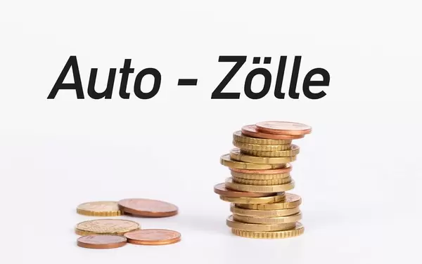 Stack of coins with text Auto - Zölle