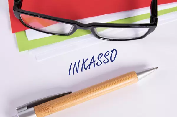 Stack of papers with pen, glasses and Inkaso text