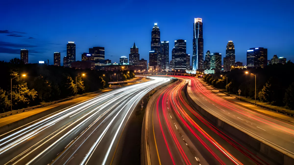 Stadtautobahn bei Nacht mit leuchtenden Lichtspuren