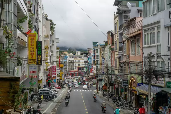 Stadtblick mit vielen Autos und Motorrollern aus einem Cafe in Dalat, Vietnam