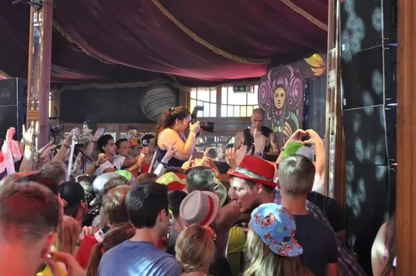 Stage Fotografin geht näher heran - Musikfestival Tomorrowland 2014