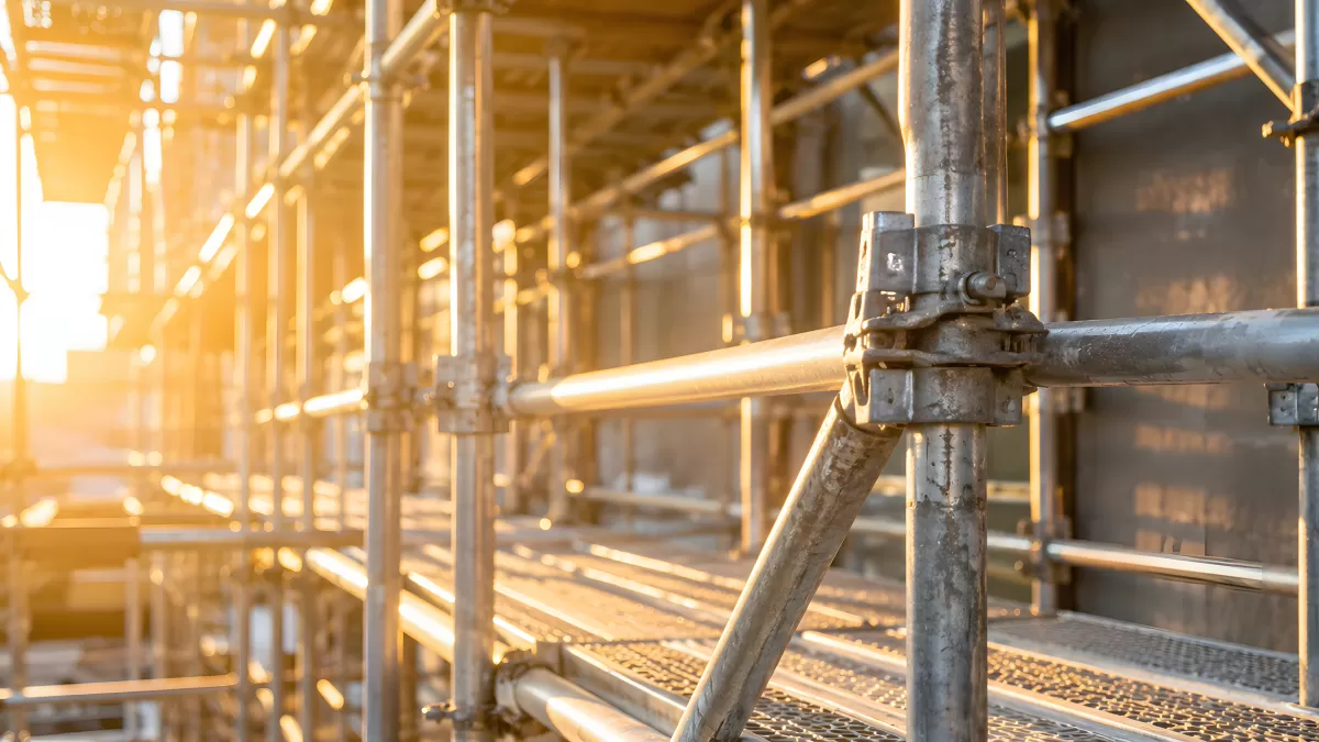Stahlgerüst auf Baustelle im warmen Gegenlicht