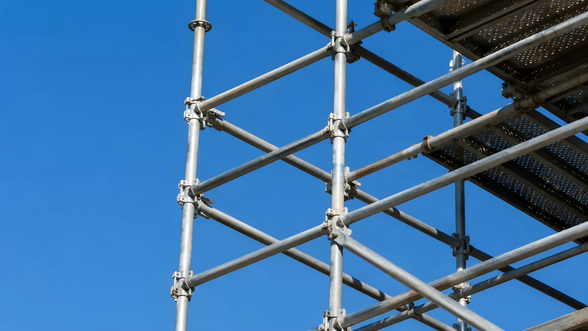 Stahlgerüst vor blauem Himmel aus der Froschperspektive