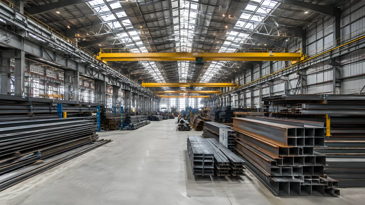 Stahlträger und Metallprofile in großer Industriehalle