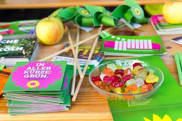 Stand von Bündnis 90/Die Grünen - Wahlprogramm und Gummibärchen