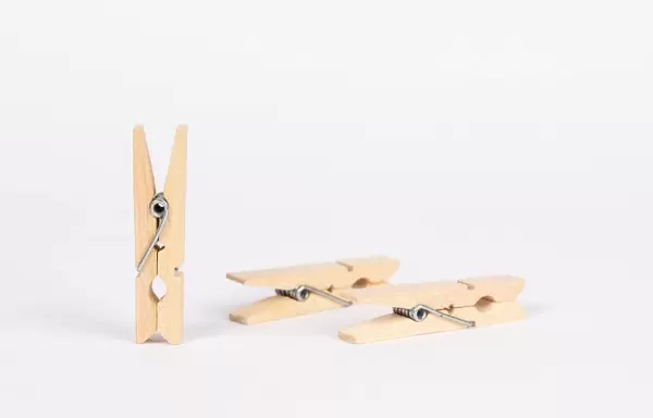 Standard-Wäscheklammern aus hellem Holz vor weißem Hintergrund