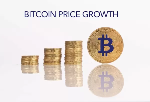 Stapel aus Goldmünzen mit goldener Bitcoinmünze und dem Text "Bitcoin Price Growth" (Bitcoin Preissteigerung)