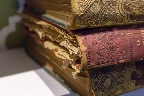 Stapel von alten Büchern