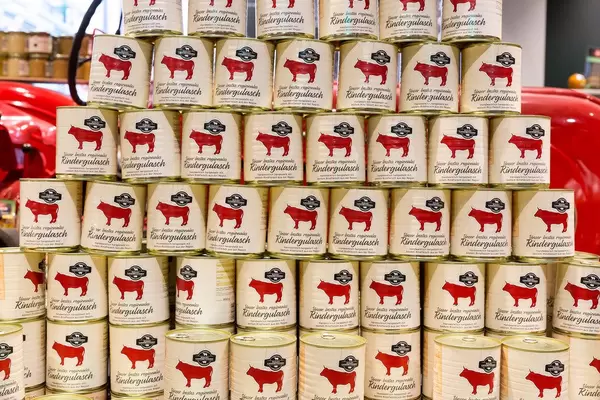 Stapel von Rindergulasch-Dosen