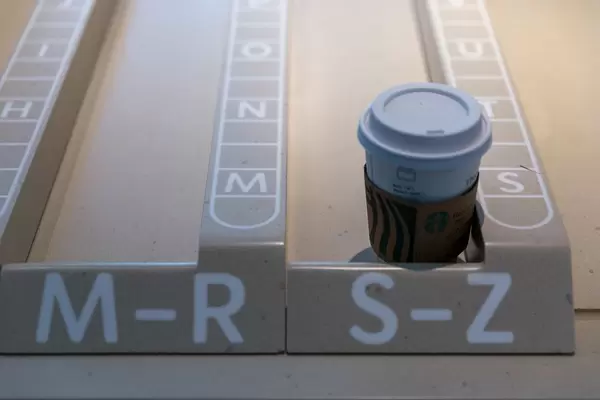 Starbucks Einwegbecher mit Getränk bereit für die Abholung