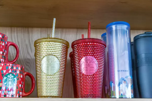 Starbucks-Mehrwegbecher in Gold und Rot, weihnachtliche Kaffeetassen und Germany-Souvenir