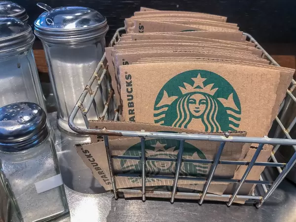 Starbucks umweltfreundliches Verpackungsmaterial, mit Becherhülsen aus Pappe, als Hitzeschutz