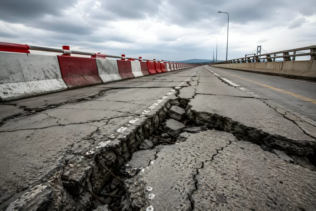 Stark aufgerissene Fahrbahn auf einer Brücke