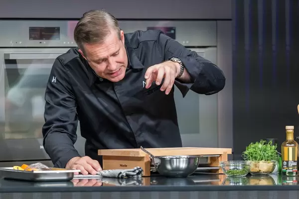 Starkoch Alexander Herrmann kocht vor Livepublikum am Mielestand auf der internationalen Funkausstellung IFA