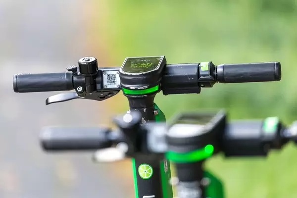 Stationsloser Verleih von Elektrorollern mit der Lime App