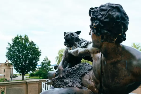 Statue depiction a puma attacking a man trying to defend from it