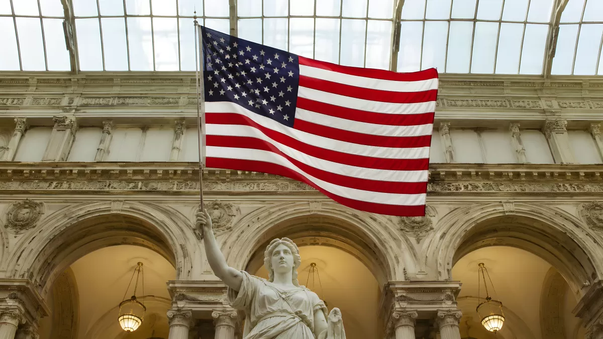 Statue hält US-Flagge in historischer Eingangshalle