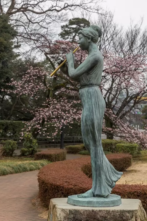 Statue mit Flöte in Tokio