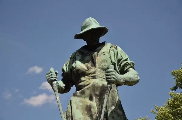 Statue of a working man in Siegen with a blue sky background