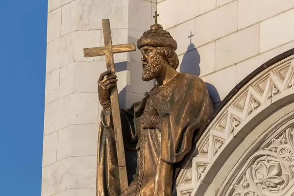 Statue über einem der Portale der Christ-Erlöser-Kathedrale