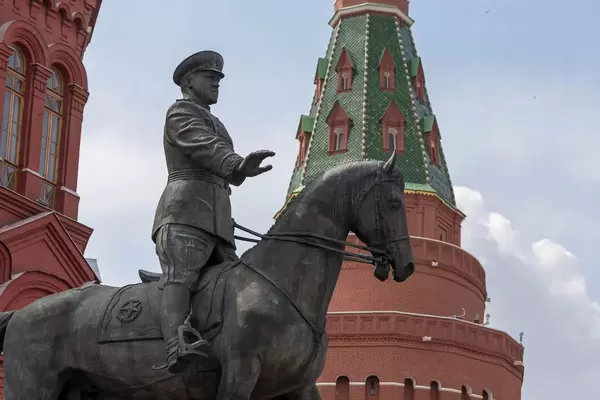 Statue von Marschall Schukow und ein Kreml-Turm im Hintergrund